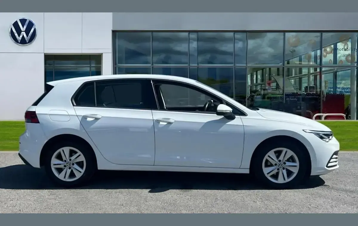 Second-hand VW Golf VIII Life 147 CP (108 kW) 2023 Alb Hatchback