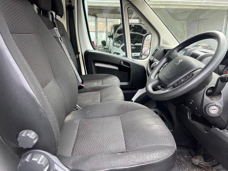 Used Peugeot Boxer Premium 140 HP (102 kW) 2023 White Van