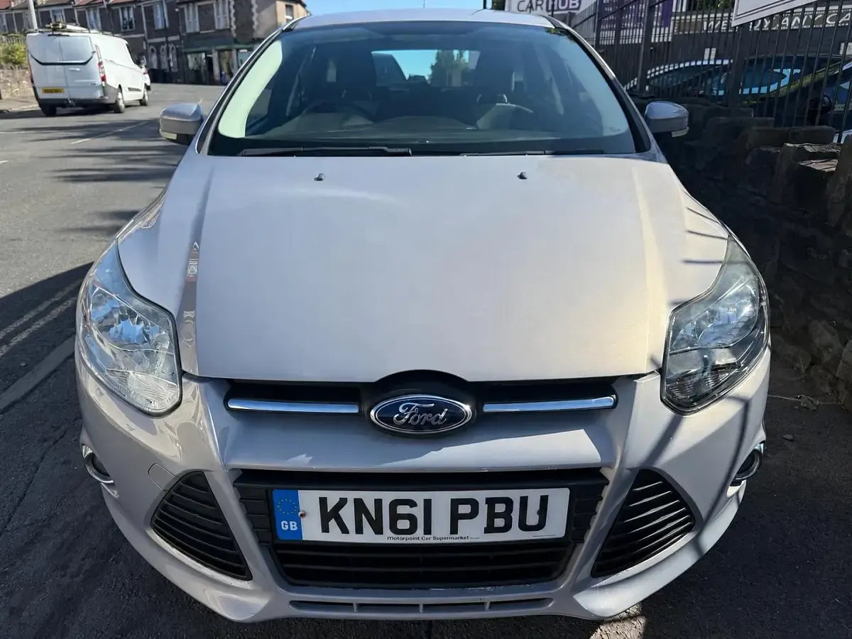 Used Ford Focus Zetec 125 HP (91 kW) 2011 Silver Hatchback