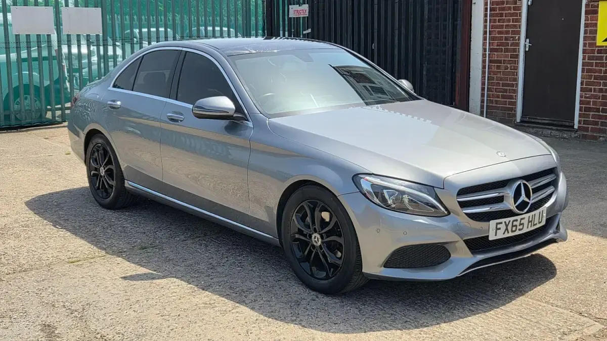 Usado Mercedes C220 Premium 2016 Plateado Berlina