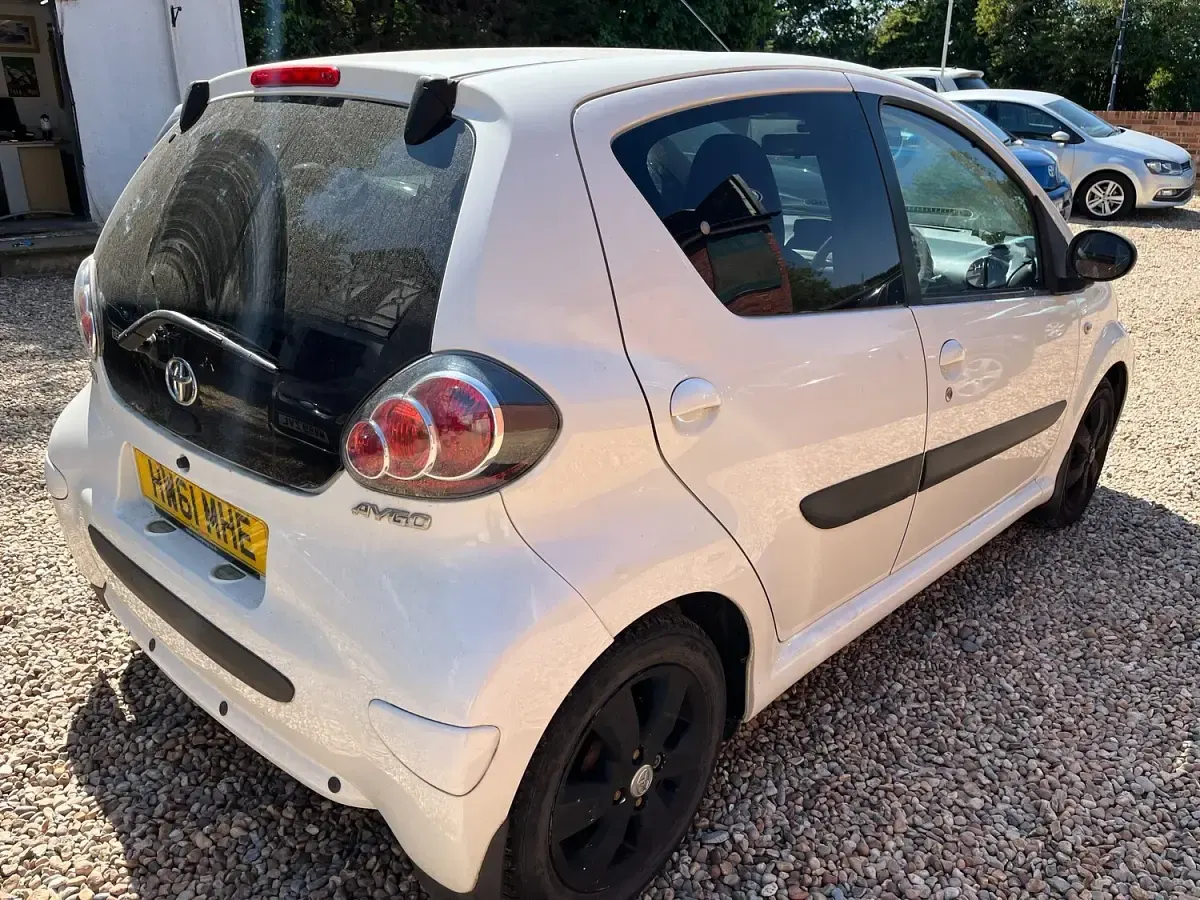 Used Toyota Aygo 68 HP (50 kW) 2011 White Hatchback