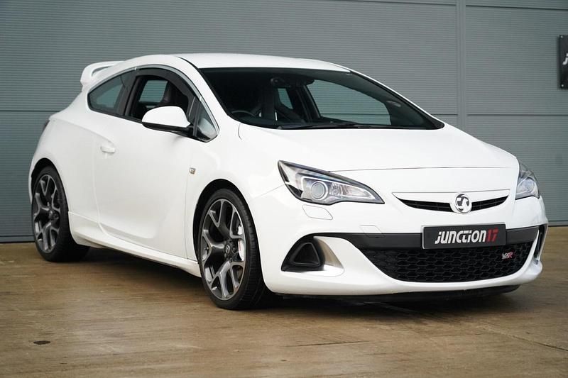 Used Vauxhall Astra GTC S 280 HP (205 kW) 2018 White Hatchback