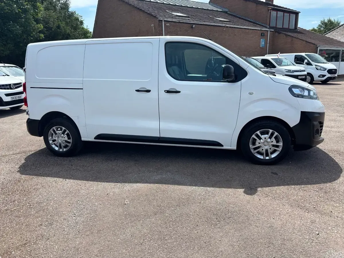 Used Vauxhall Vivaro 100 HP (73 kW) 2019 White MPV
