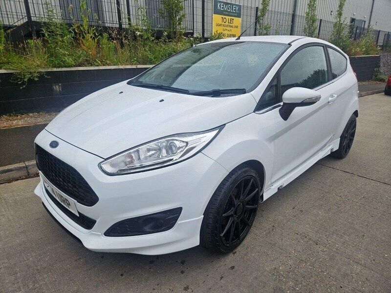 White Used 2014 Ford Fiesta Zetec Hatchback | £3,575 (Fair price) - Image 1/4