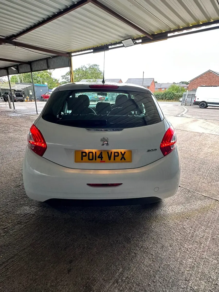 Used Peugeot 208 Access 68 HP (50 kW) 2014 White Hatchback