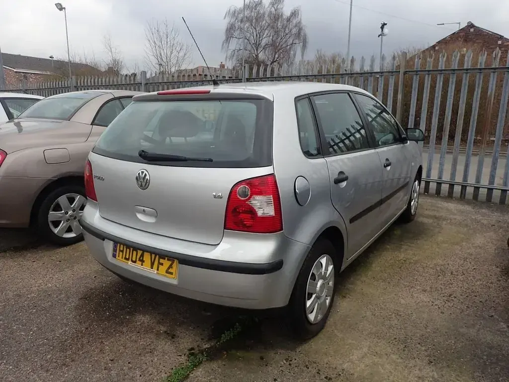 Used VW Polo S 75 HP (55 kW) 2004 Silver Hatchback