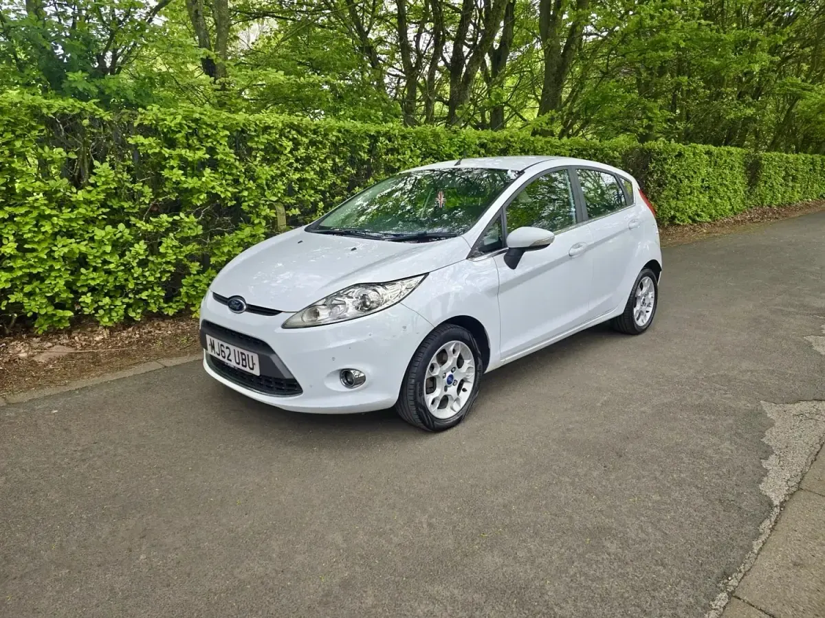 Usado Ford Fiesta Zetec 82 HP (60 kW) 2012 Branco Citadino