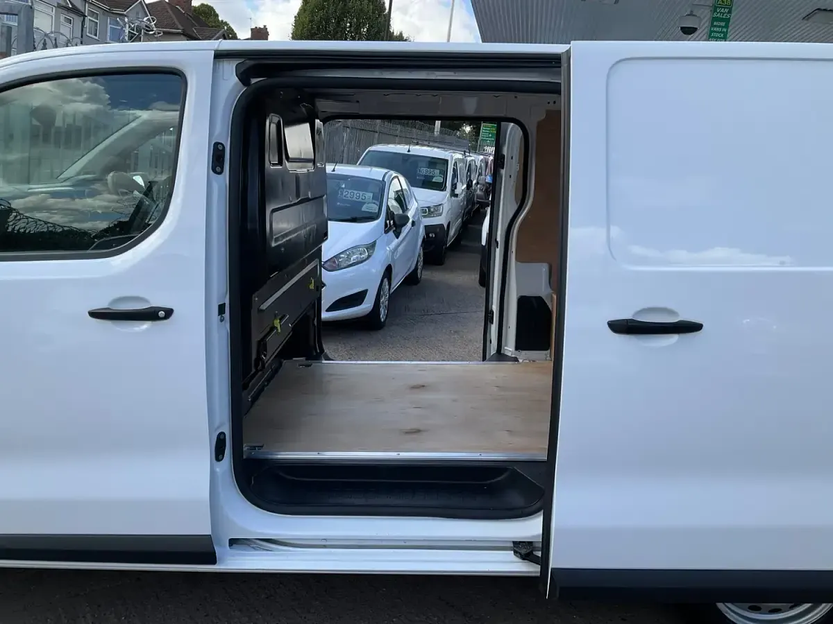 Used Peugeot Expert Premium 145 HP (106 kW) 2022 White Van