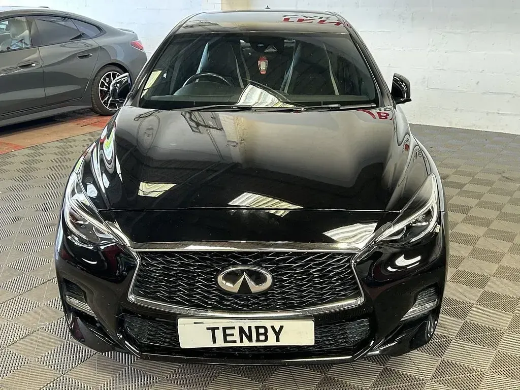 Used Infiniti Q30 Sport Tech 170 HP (125 kW) 2017 Black Hatchback