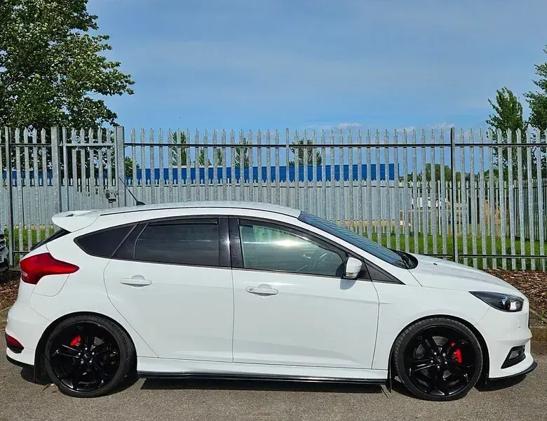 Used Ford Focus ST 250 HP (183 kW) 2016 White Hatchback