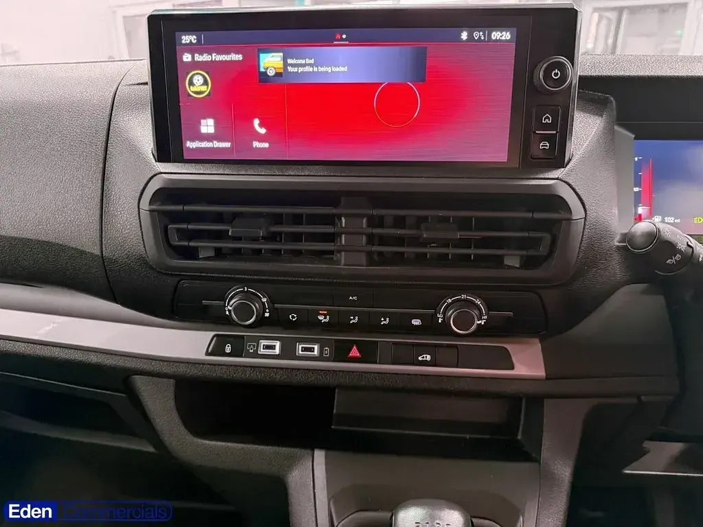 Used Vauxhall Vivaro 145 HP (106 kW) 2024 White MPV
