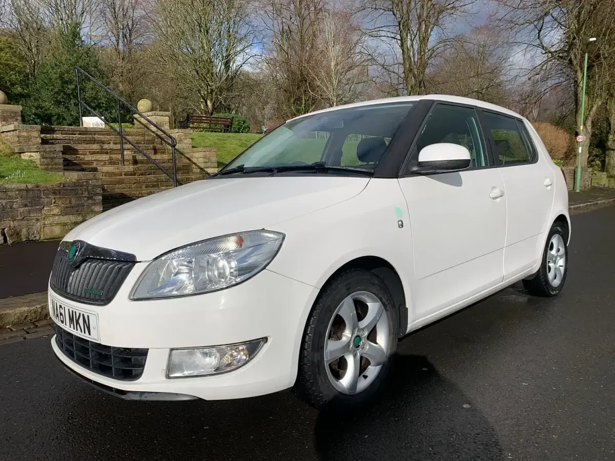 Used Skoda Fabia GreenLine 75 HP (55 kW) 2011 White Hatchback