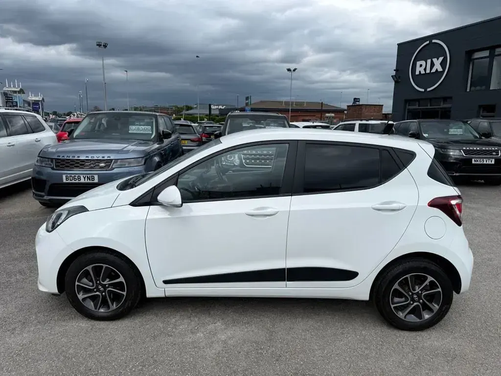 Used Hyundai i10 Premium 66 HP (48 kW) 2017 White Hatchback