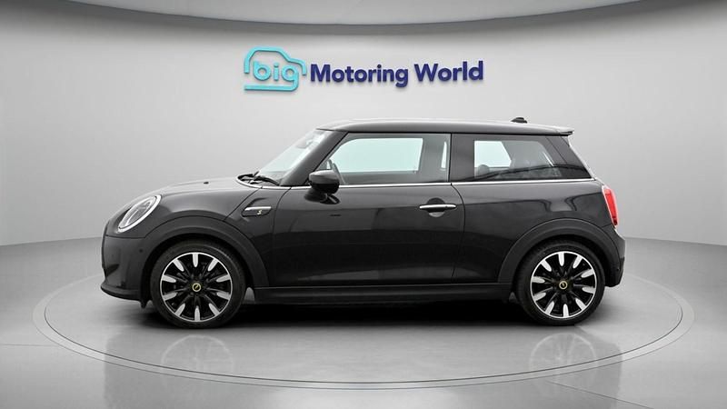 Begagnad Mini Cooper S Hatch 135 kW (184 HK) 2023 Svart Halvkombi