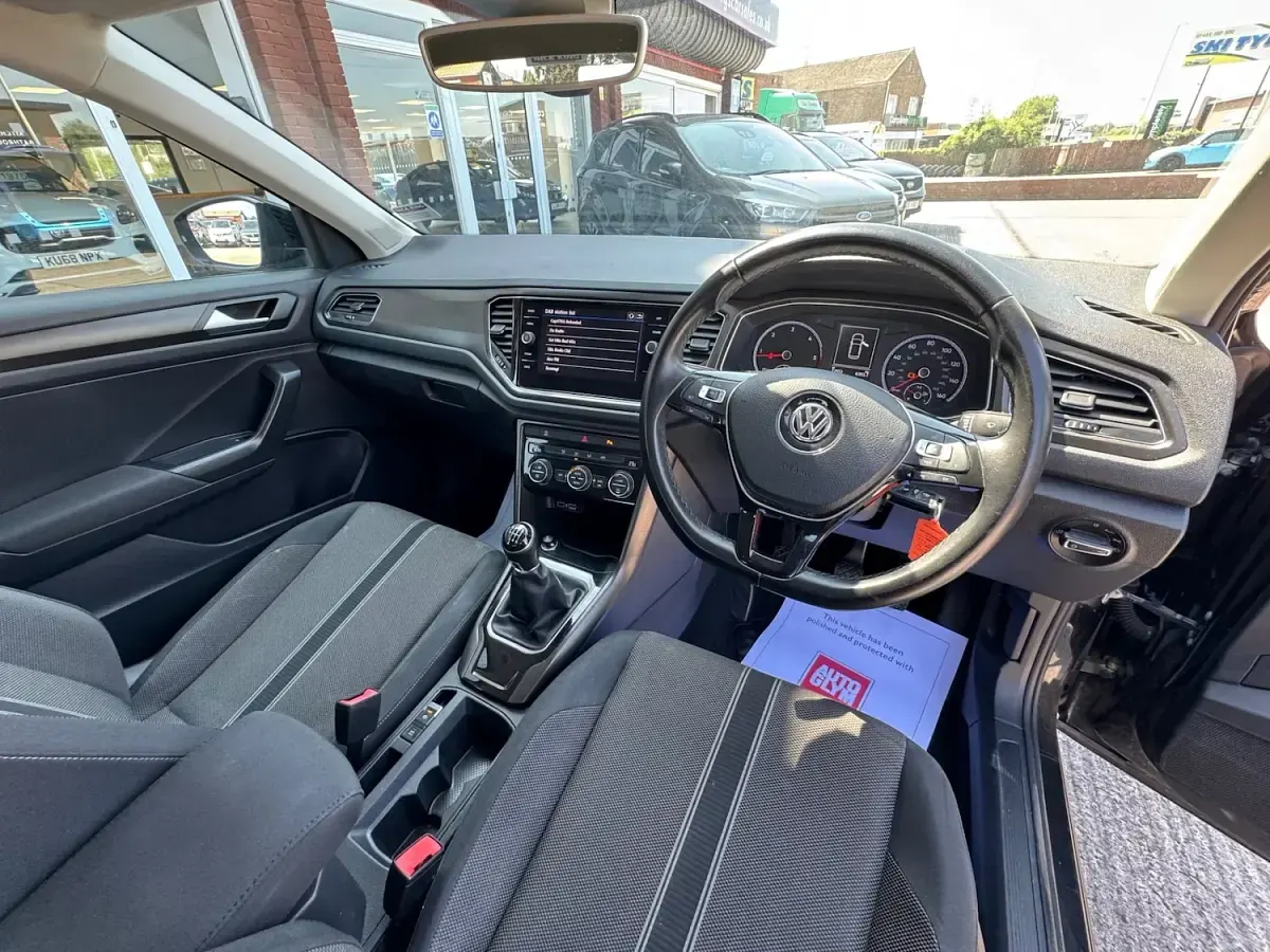 Used VW T-Roc SE 150 HP (110 kW) 2019 Deep black pearl SUV