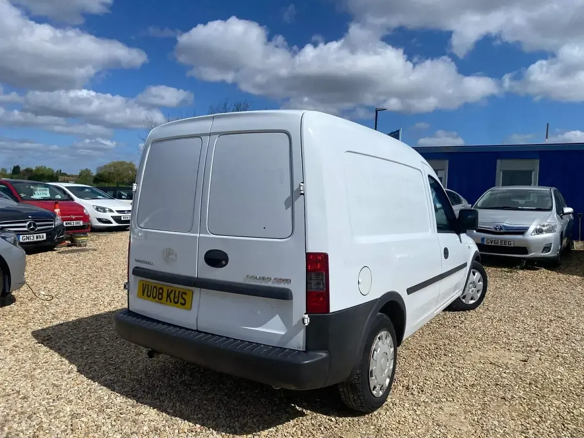 Used Vauxhall Combo 75 HP (55 kW) 2008 White MPV