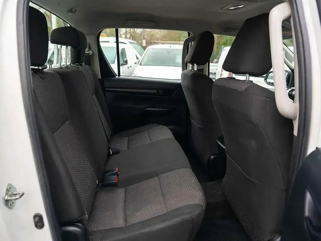 Używany Toyota HiLux Active 150 KM (110 kW) 2022 Biały Pickup