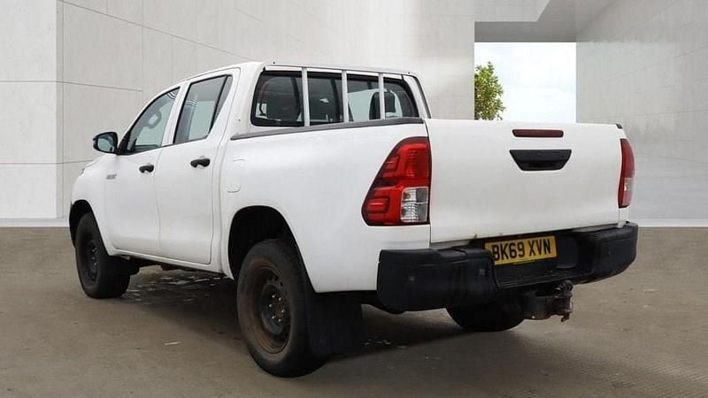 Used Toyota HiLux Active 150 HP (110 kW) 2019 White Pickup