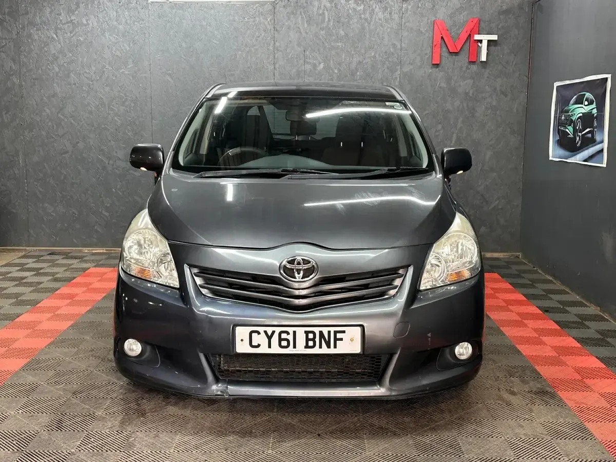 Used Toyota Verso 126 HP (92 kW) 2011 Grey MPV