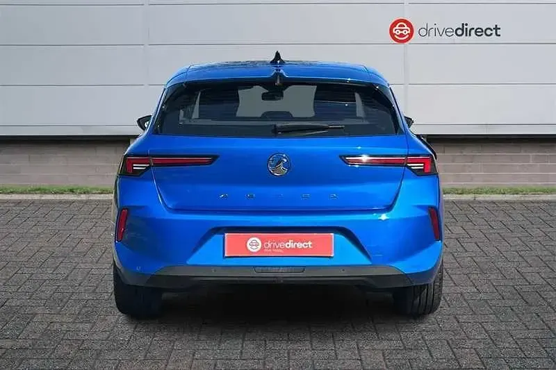 Second-hand Vauxhall Astra Design Edition 130 CP (95 kW) 2023 Albastru Hatchback
