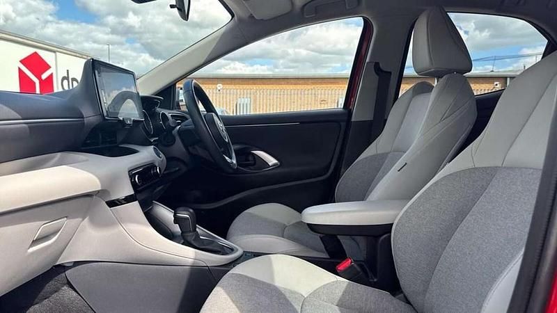 Second-hand Toyota Yaris Hybrid 116 CP (85 kW) 2023 Roșu Hatchback