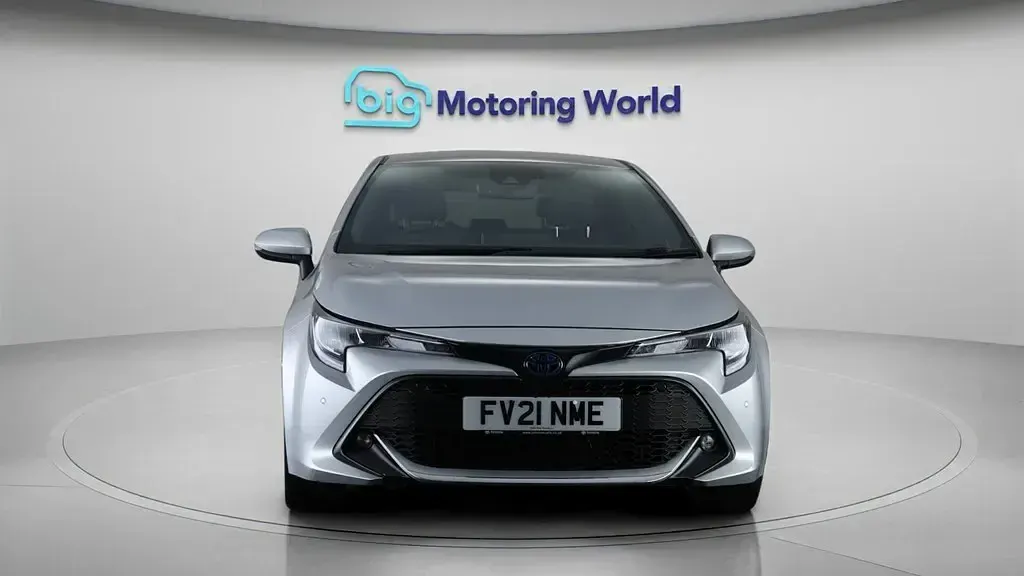 Usado Toyota Corolla Design 122 HP (89 kW) 2021 Prateado Citadino