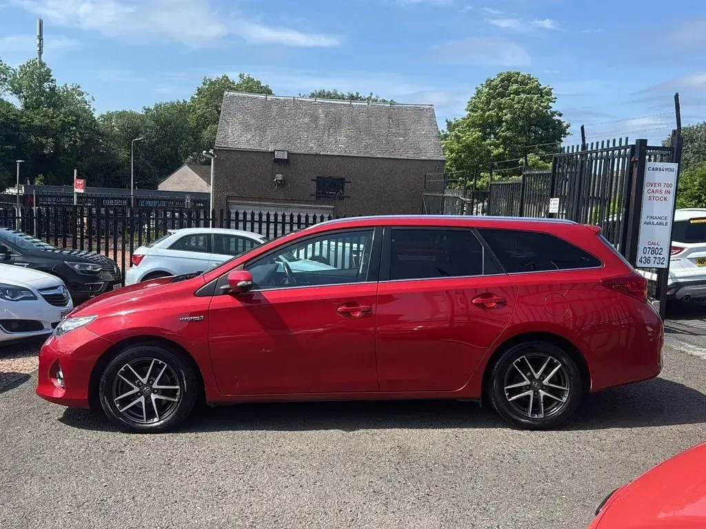 Used Toyota Auris Hybrid 136 HP (100 kW) 2015 Red Estate