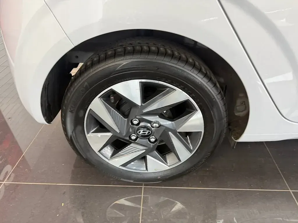Used Hyundai i10 Advanced 67 HP (49 kW) 2024 Grey Hatchback