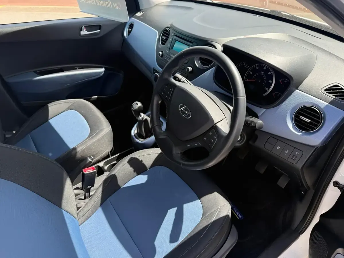 Used Hyundai i10 Premium 67 HP (49 kW) 2014 White Hatchback