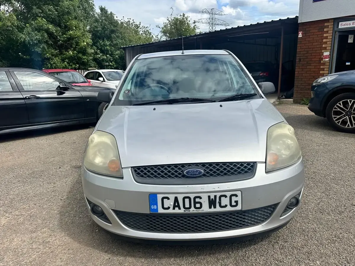 Used Ford Fiesta Zetec 80 HP (58 kW) 2006 Silver Hatchback