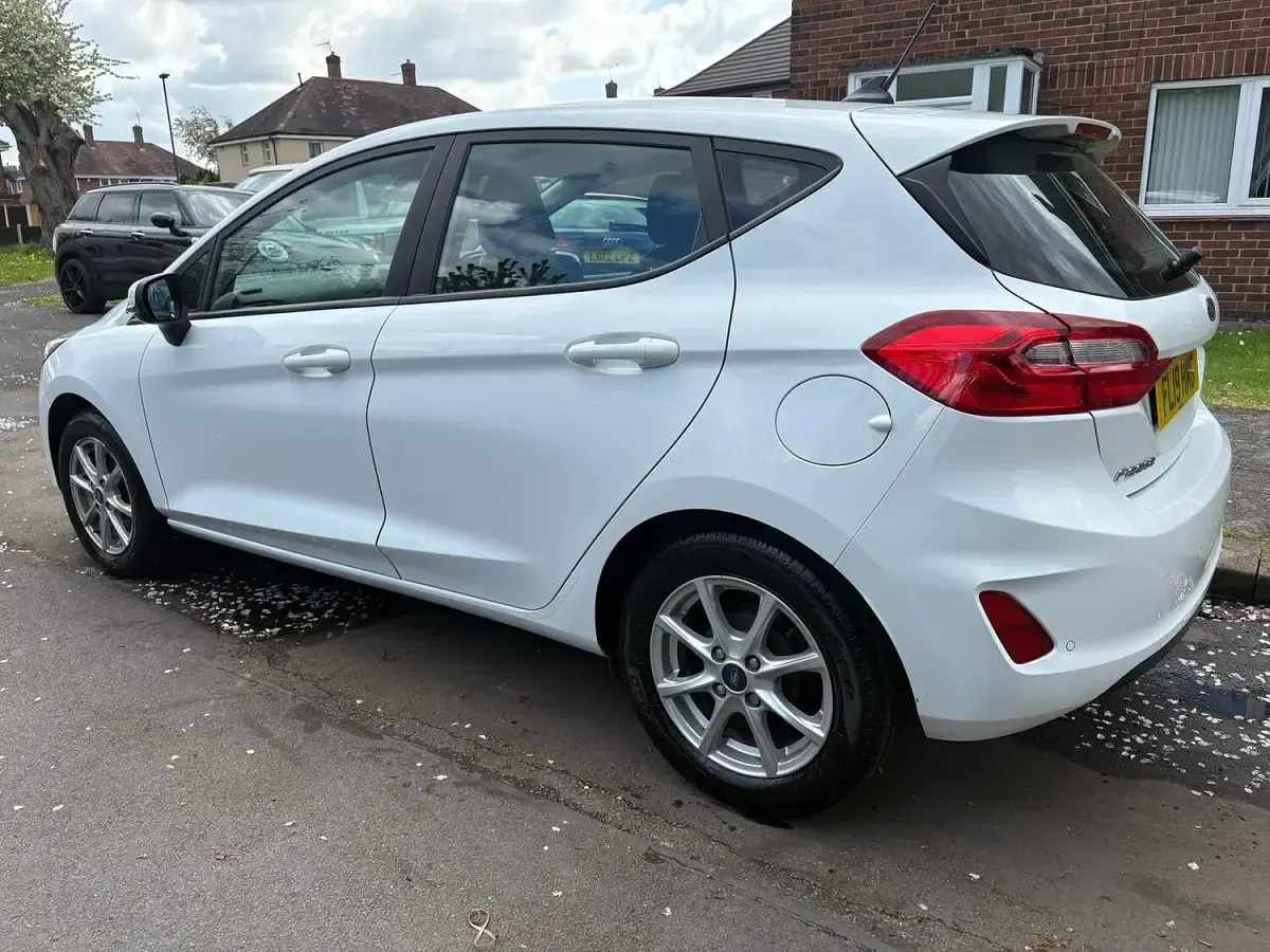 Used Ford Fiesta Zetec 100 HP (73 kW) 2019 White Hatchback