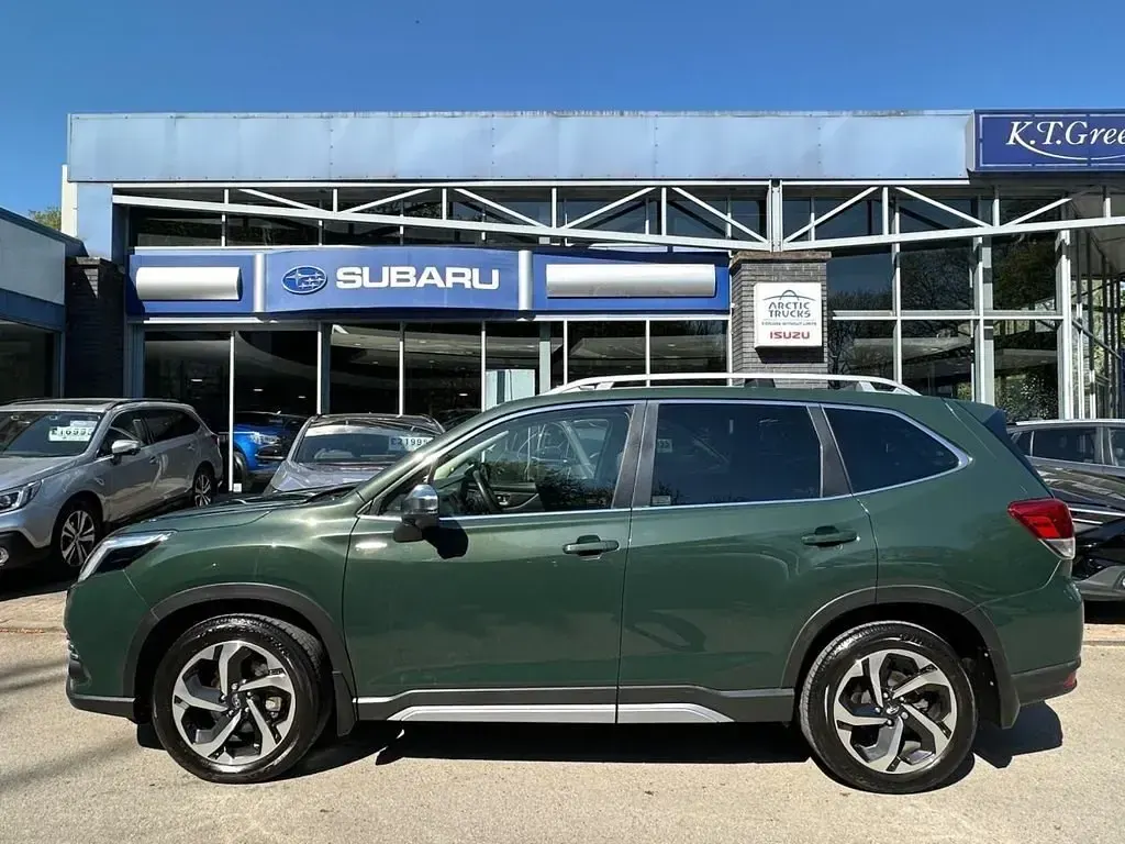 Begagnad Subaru Forester Premium 2023 Grön SUV