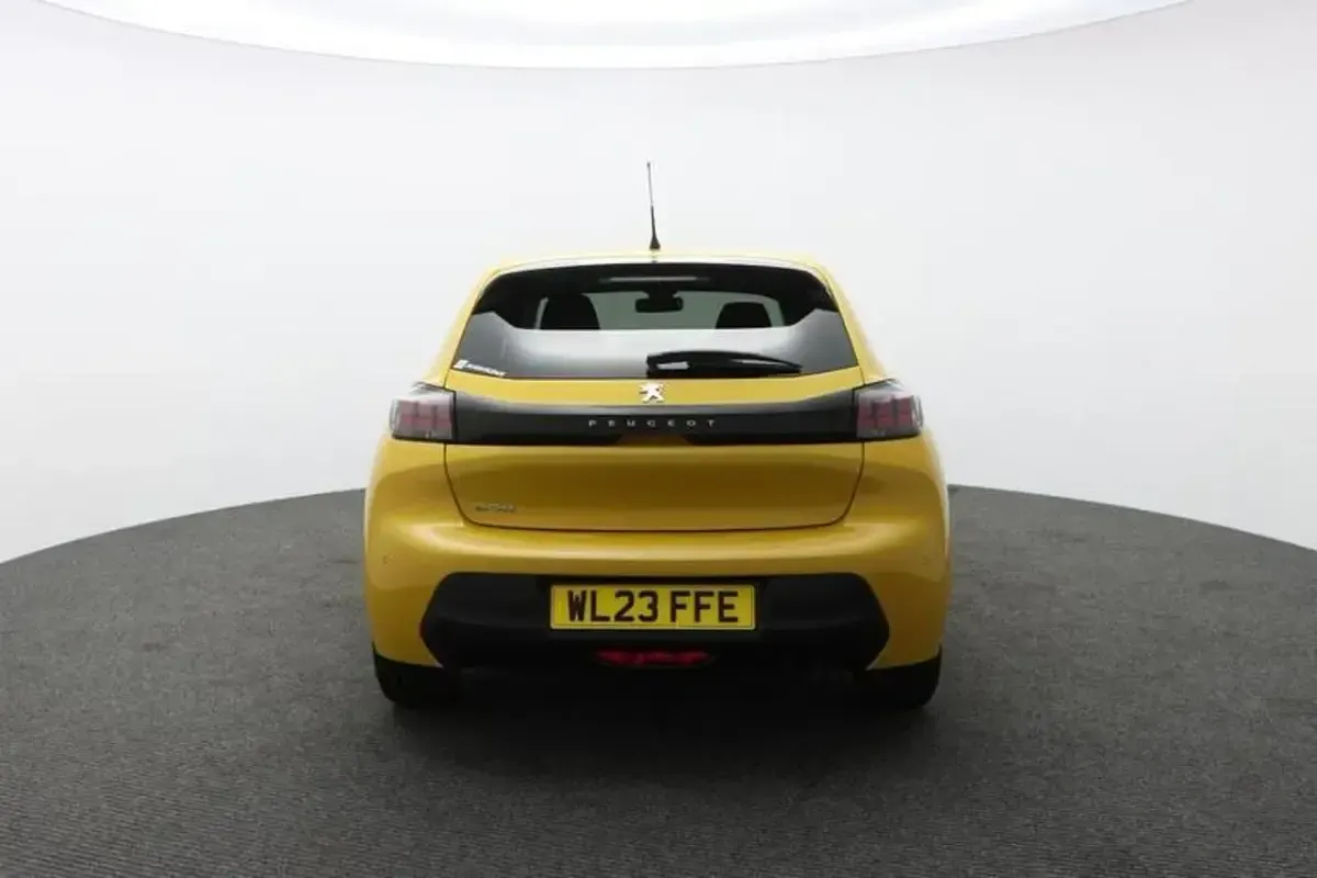 Used Peugeot 208 Active+ 74 HP (54 kW) 2023 Yellow Hatchback