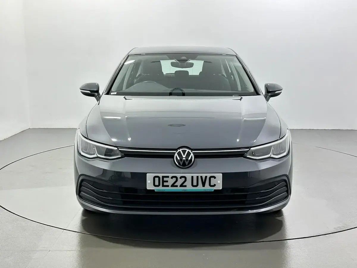 Begagnad VW Golf VIII Life 130 HK (95 kW) 2022 Grå Halvkombi