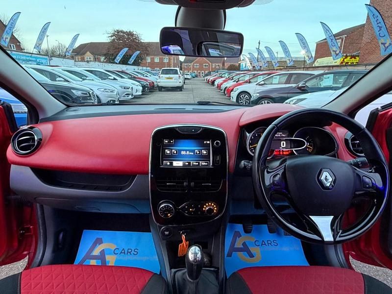 Used Renault Clio IV Dynamique 90 HP (66 kW) 2014 Red Hatchback