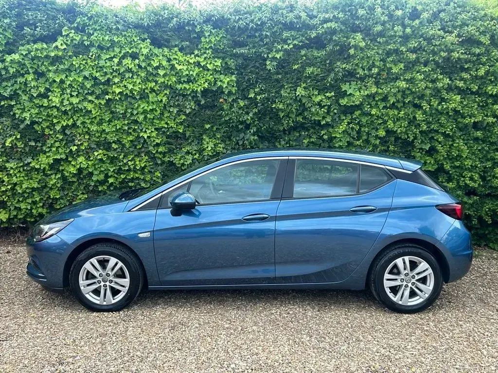 Used Vauxhall Astra Design Edition 100 HP (73 kW) 2016 Blue Hatchback
