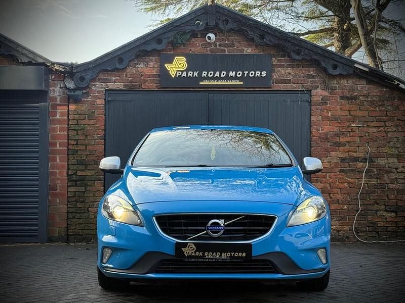 Used Volvo V40 R-Design 120 HP (88 kW) 2015 Blue Hatchback
