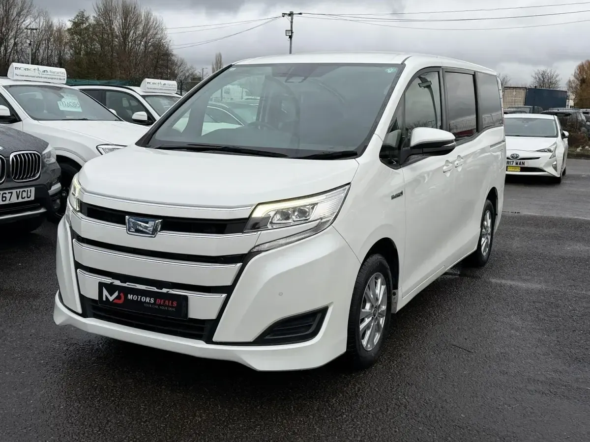 Begagnad Toyota Noah 2025 Vit Minibuss