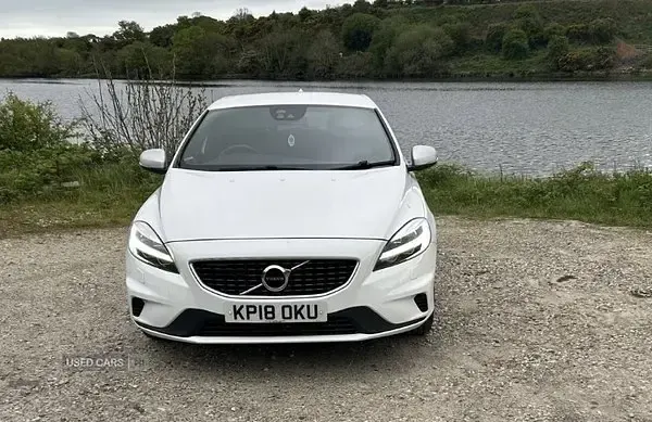Gebraucht Volvo V40 R-Design Pro 150 PS (110 kW) 2018 Weiß Kleinwagen