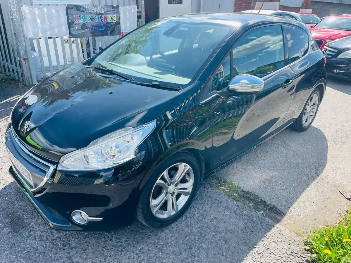 Used Peugeot 208 Allure 68 HP (50 kW) 2012 Black Hatchback