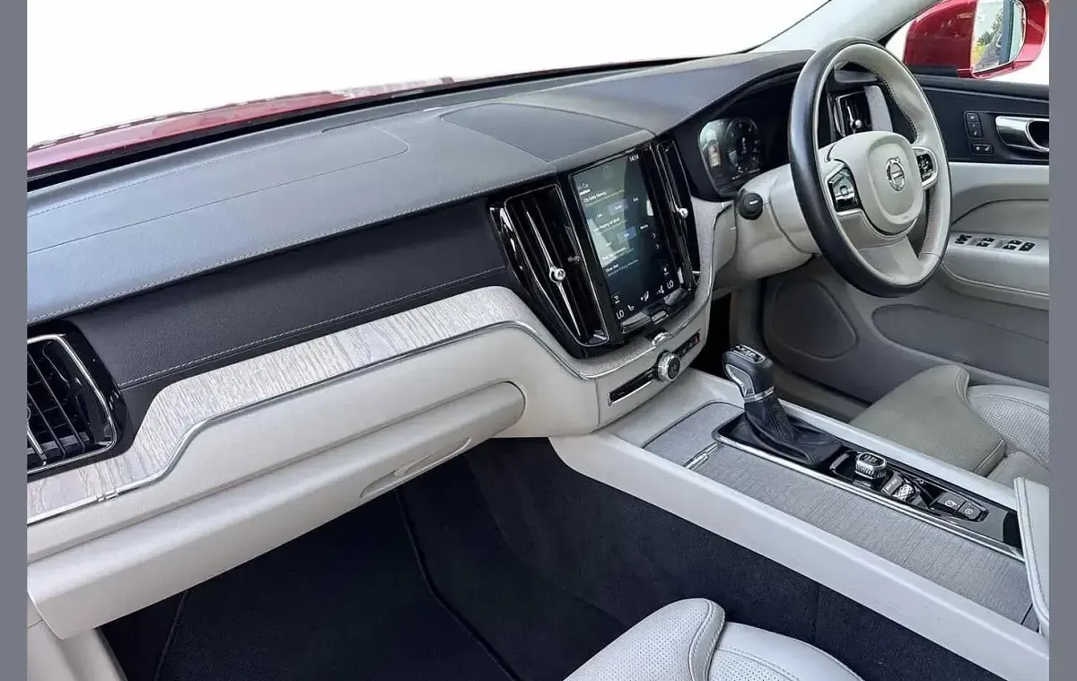 Used Volvo XC60 Inscription 190 HP (139 kW) 2018 Red SUV