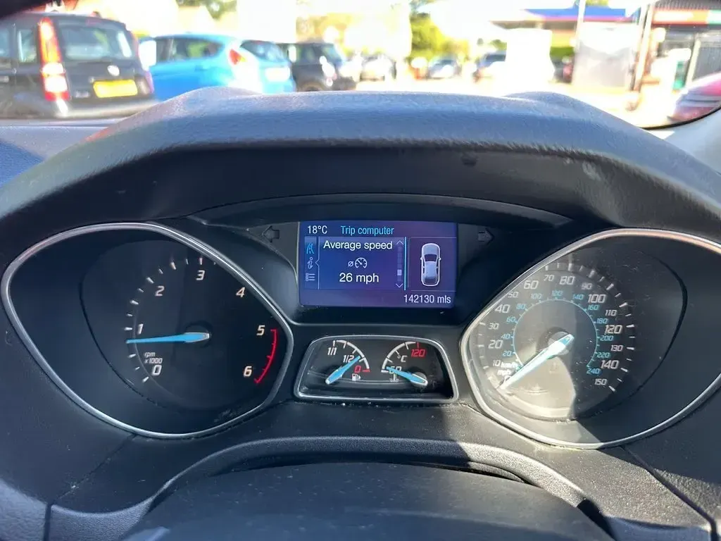 Used Ford Focus Zetec 115 HP (84 kW) 2014 Red Estate
