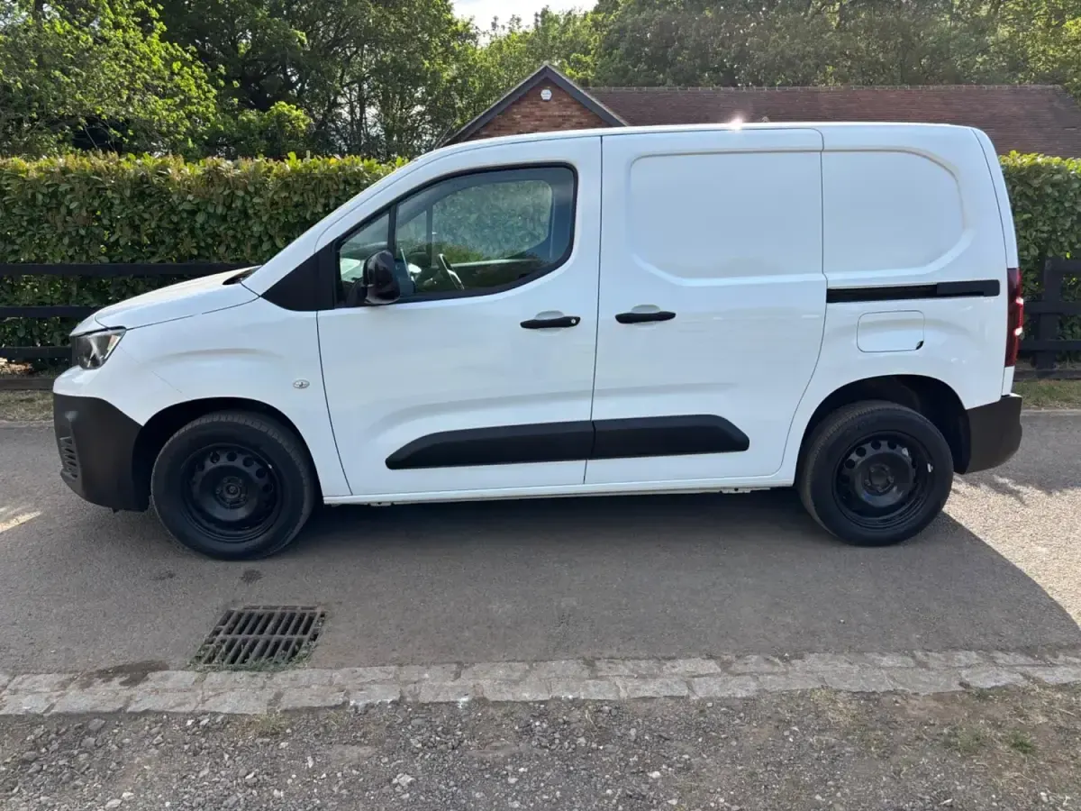 Usado Peugeot Partner 131 HP (96 kW) 2022 Branco Monovolume