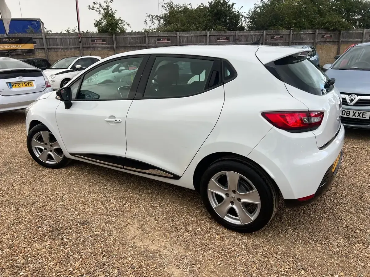 Used Renault Clio Dynamique 75 HP (55 kW) 2013 White Hatchback