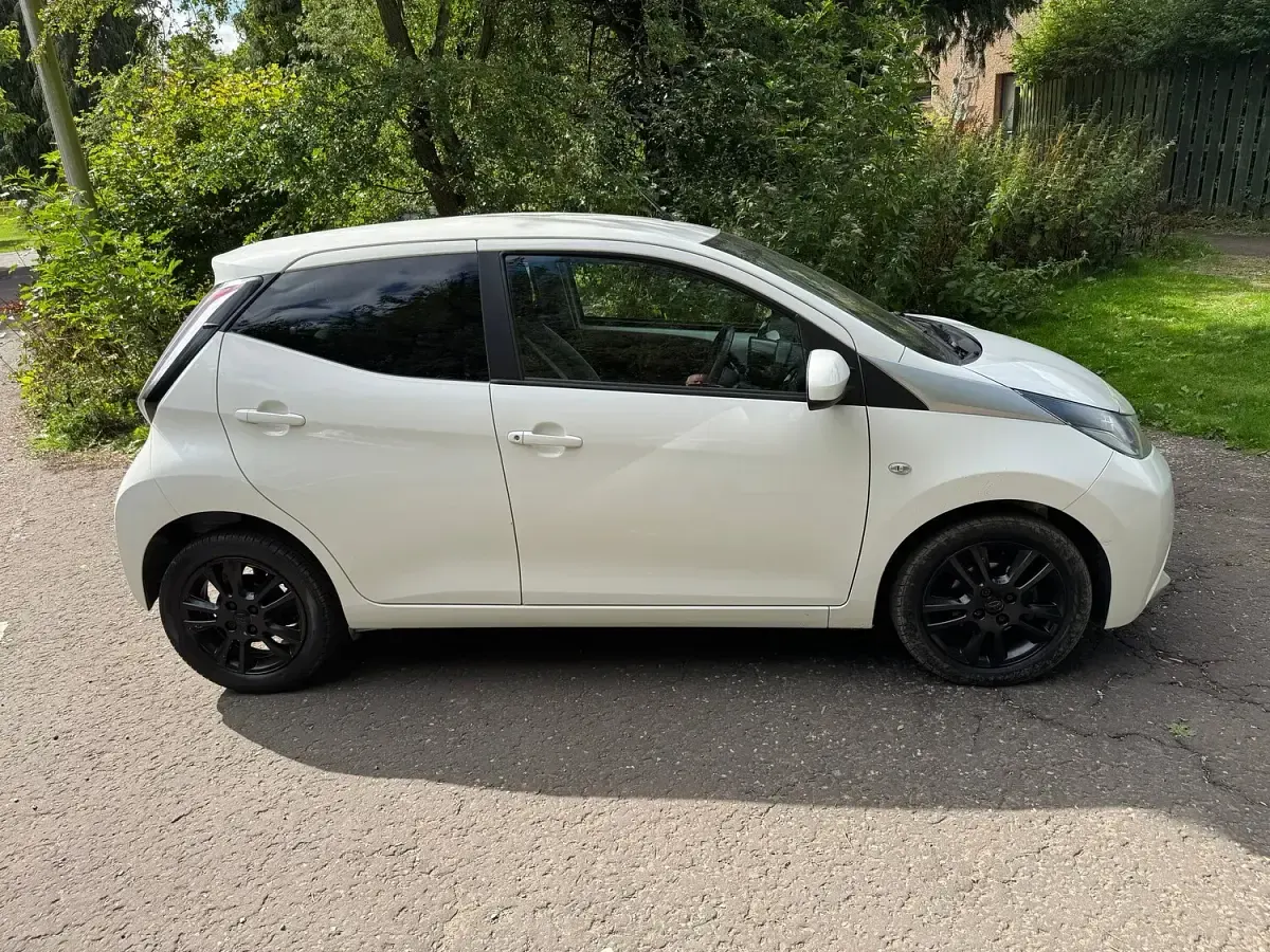 Used Toyota Aygo X-pure 68 HP (50 kW) 2016 White Hatchback