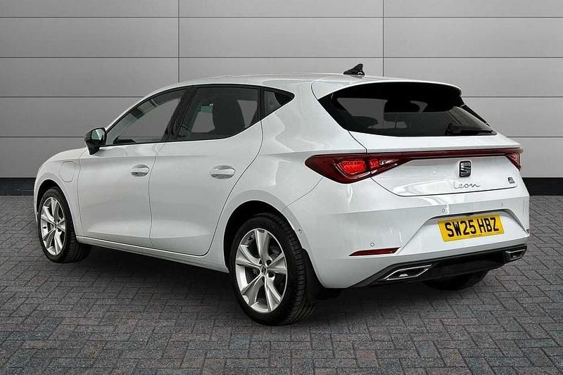 New Seat Leon FR 201 HP (147 kW) 2025 White Hatchback