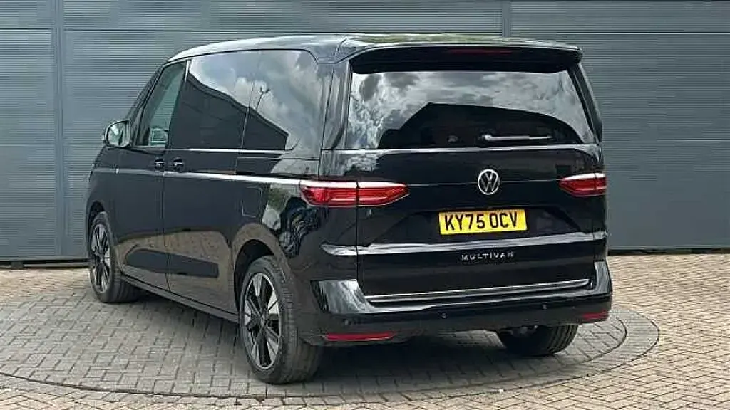 Begagnad VW Multivan Style 150 HK (110 kW) 2025 Svart Minibuss