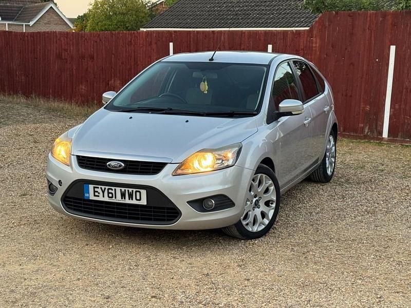 Used Ford Focus Zetec 110 HP (80 kW) 2011 Silver Hatchback