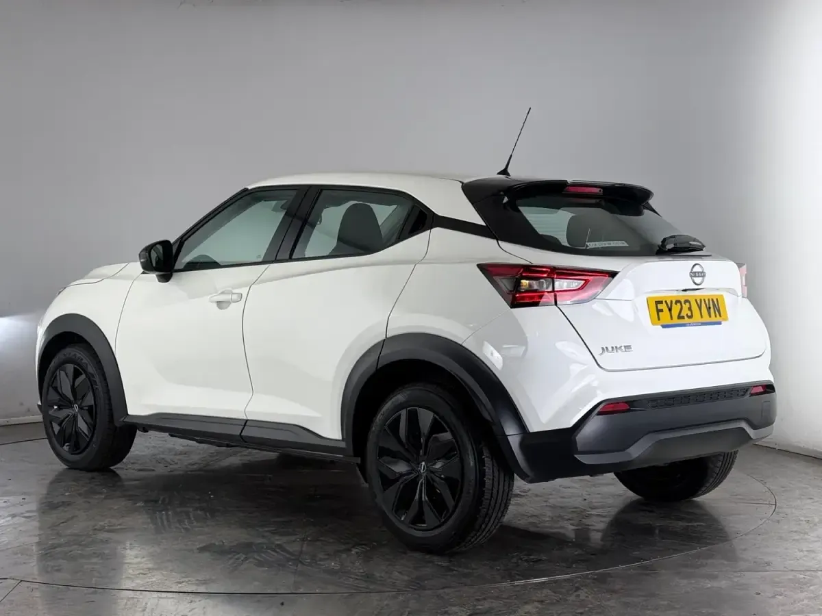 Używany Nissan Juke Acenta 114 KM (83 kW) 2023 Biały SUV