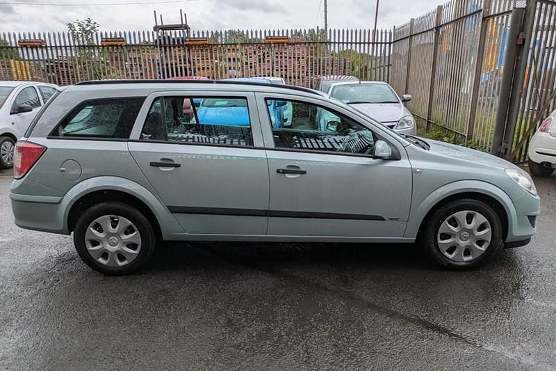 Used Vauxhall Astra 138 HP (101 kW) 2009 Green Estate